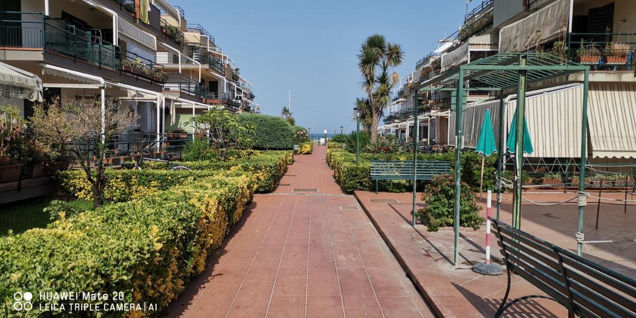 Sea Garden, Fronte Mare Con Piscina Lägenhet Mascali Exteriör bild